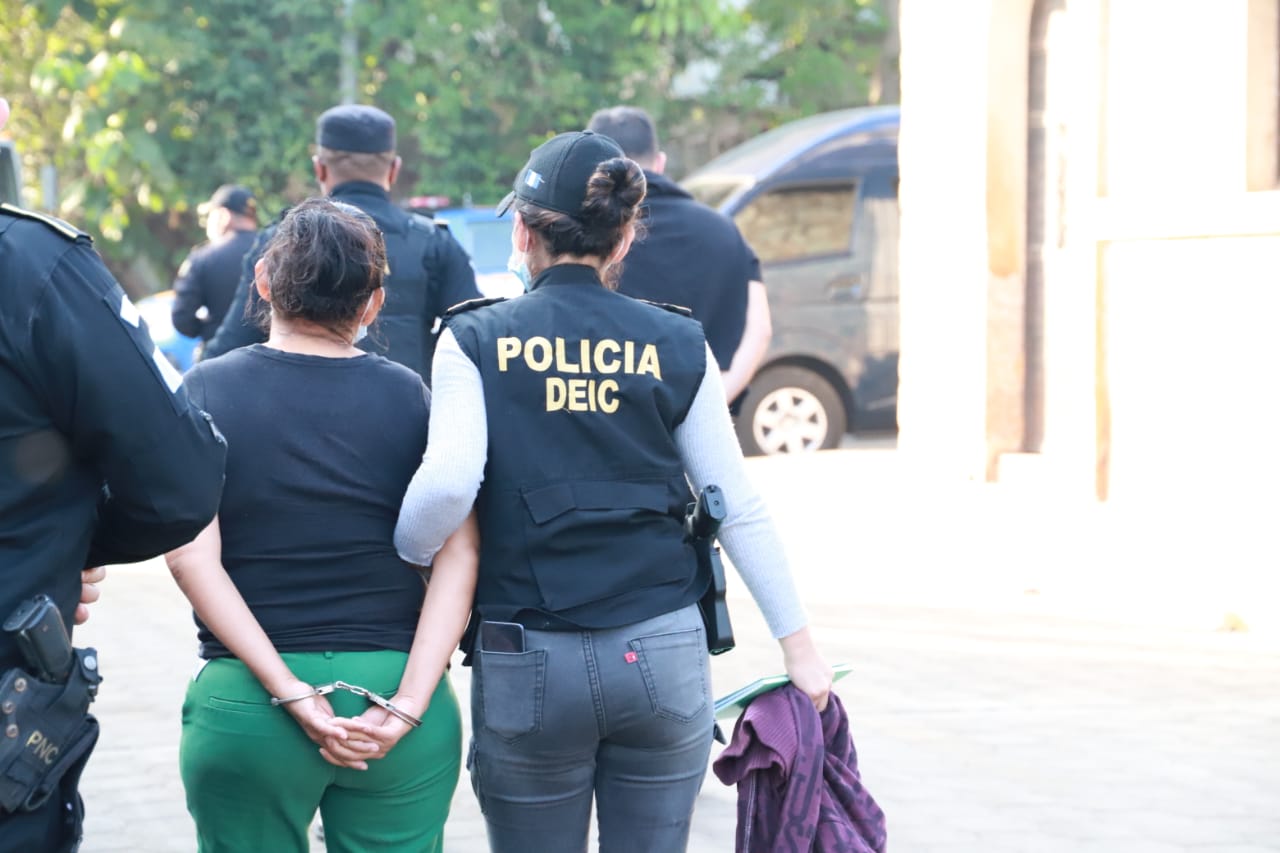 Capturan a 21 personas entre ellas tres inspectores de la PNC por caso denominado “los Polleros”