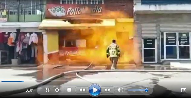 Video: explosión sorprende a bomberos voluntarios que apagaban un incendio en una venta de pollo frito