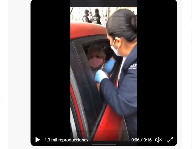 Video de enfermera que vacuna a una adulta mayor con una jeringa vacía se hace viral
