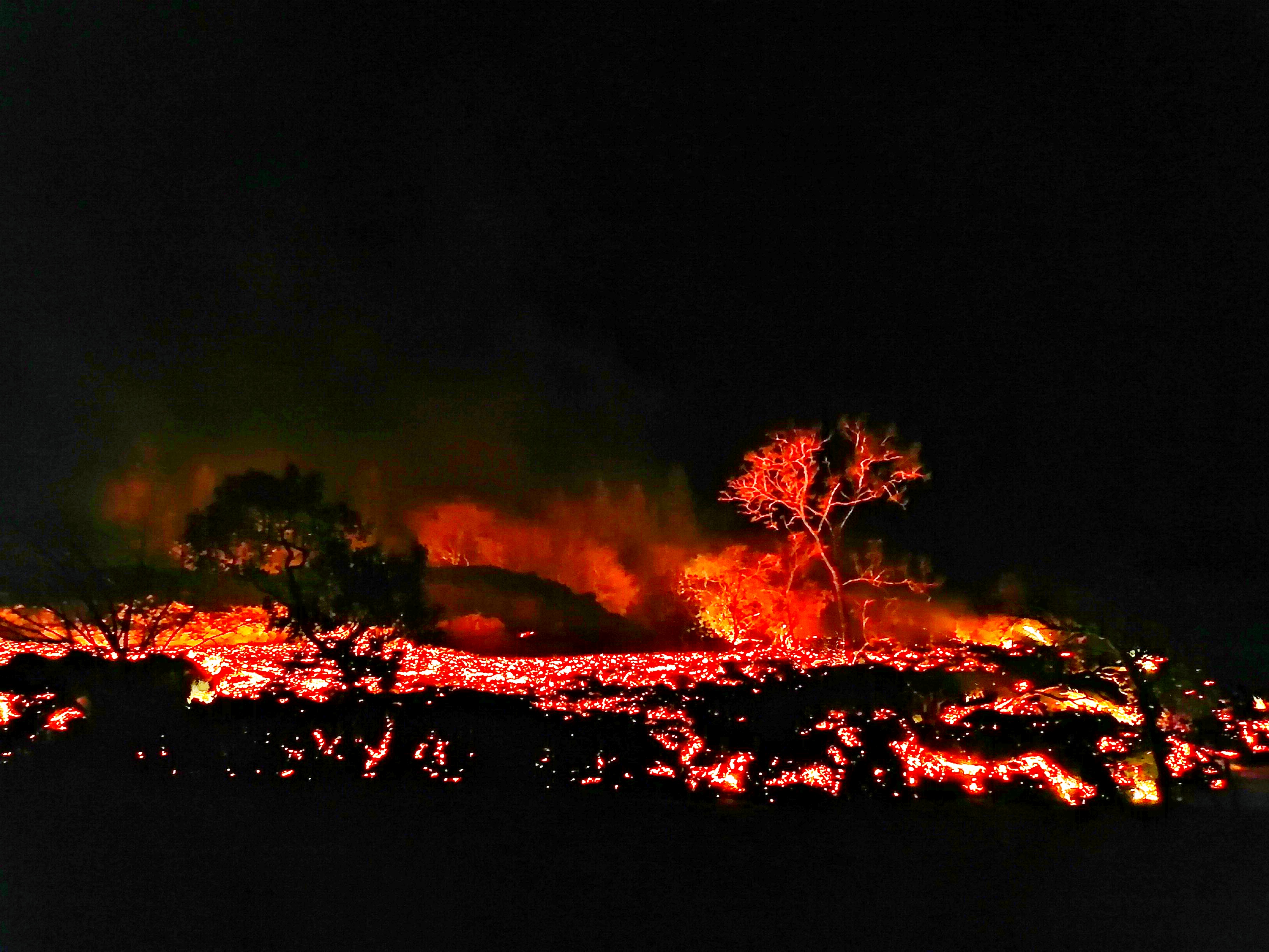 Pobladores rezan y colocan agua bendita para que lava del Volcán Pacaya se detenga