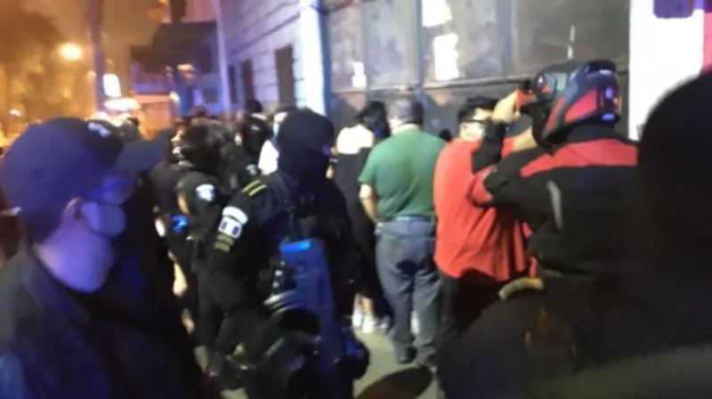 Tiene covid-19: Queda hospitalizado un hombre arrestado en centro nocturno por infringir la ley