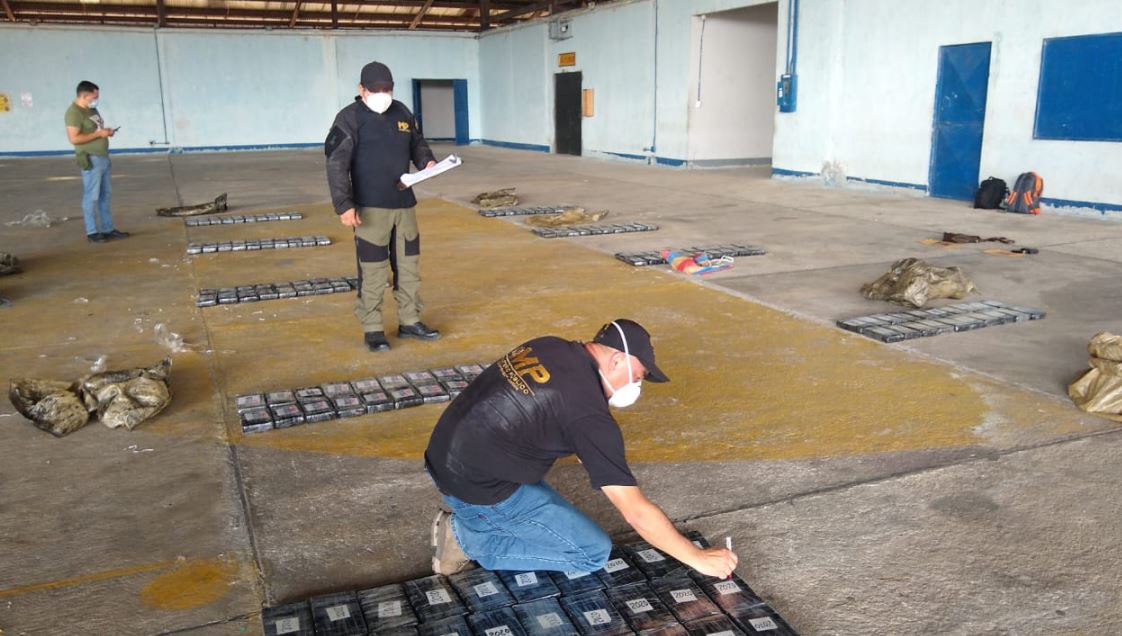 Localizan aeronave ilegal incinerada en Sierra del Lacandón, en Petén y 230 paquetes de cocaína