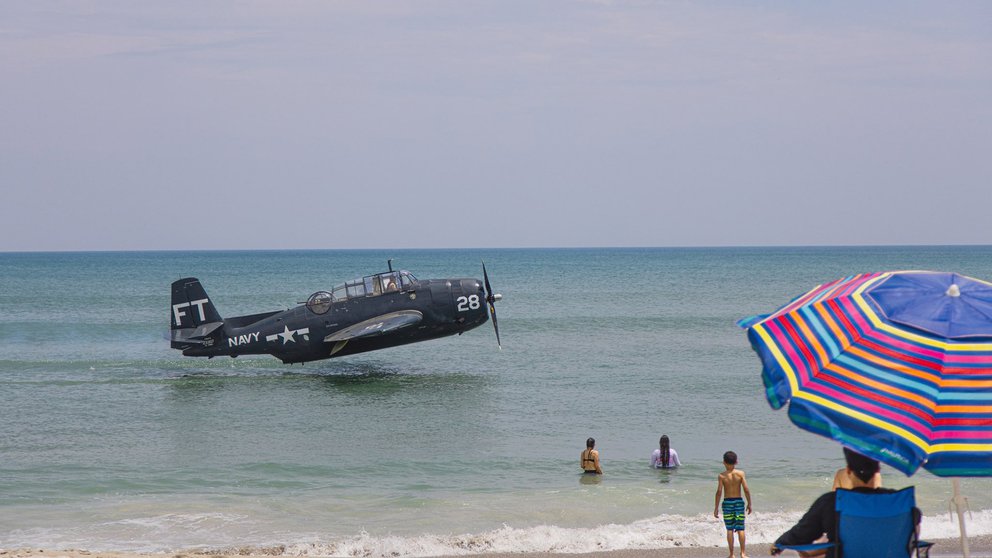 Aterrizaje de emergencia de un avión de la Segunda Guerra mundial sorprende a turistas de una playa en Florida
