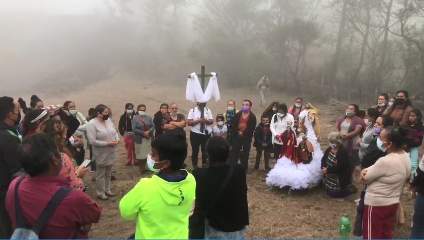Volcán de Pacaya: la ceremonia religiosa con la que vecinos piden el cese de la erupción mientras la lava avanza hacia sus viviendas