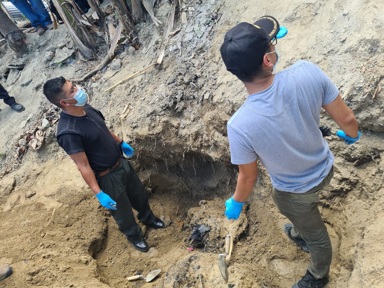 Identifican restos de mujer enterrada en el patio de una casa en Joyabaj; esposo sería el responsable