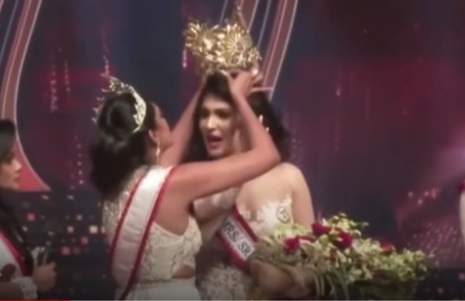 Detenida la reina de la belleza que arrancó la corona a “Mrs Sri Lanka 2021”