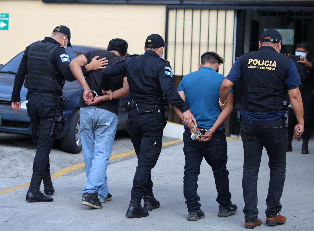 Dos supuestos repartidores son capturados por trasladar un arma