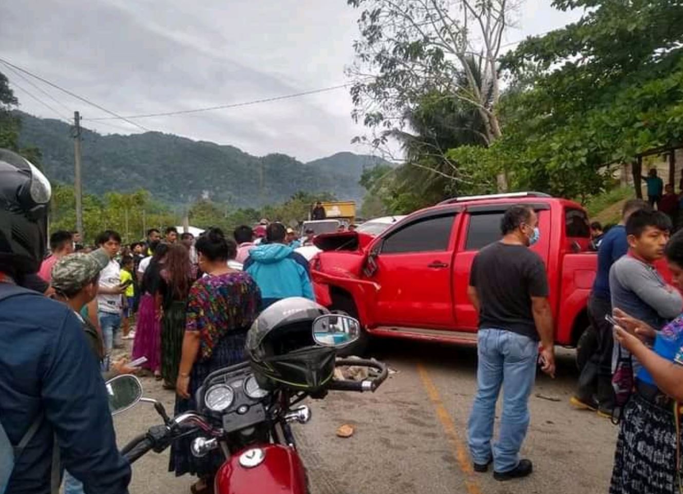 Dos choques en rutas de Alta Verapaz dejan un muerto y 12 personas heridas