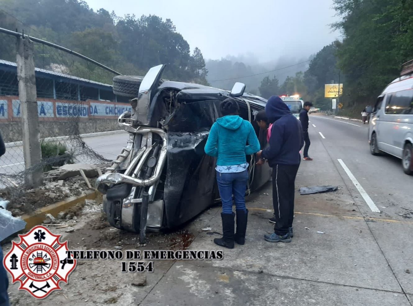 Cinco personas resultan heridas al volcar un vehículo en km 102 ruta Interamericana, Quiché