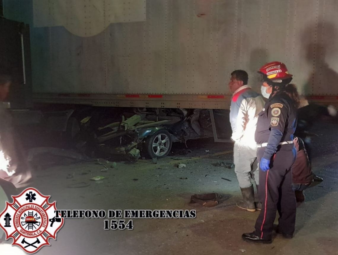 Trabajador del Organismo Judicial muere en accidente de tránsito en la ruta a las Verapaces al estrellarse contra un tráiler