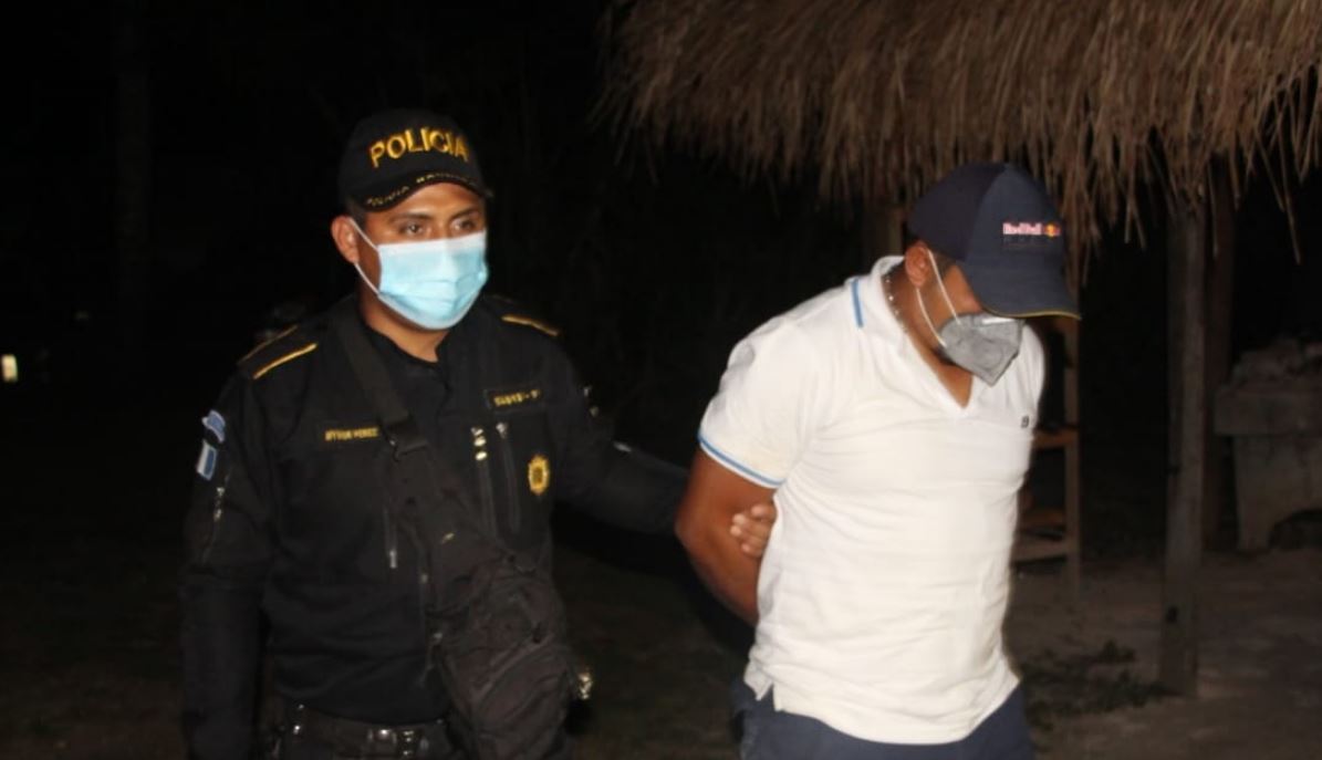 Hombre es capturado en Petén porque supuestamente mantenía encadenada a su hermana de 15 años