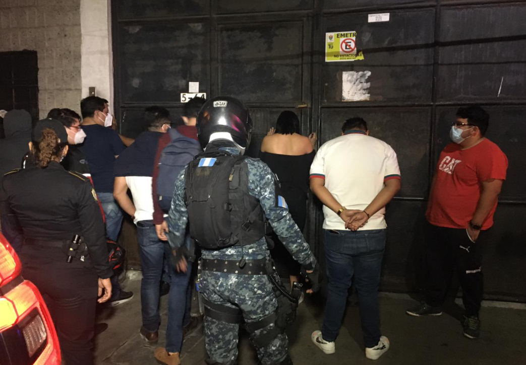 PNC captura a 58 personas que estaban en un centro nocturno y uno de los detenidos tiene covid-19