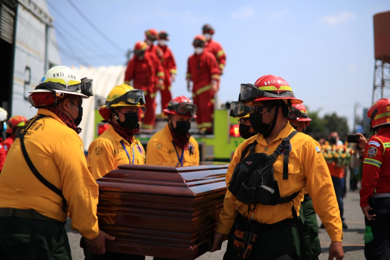 “Siempre quiso construir un mejor país cada día”: Homenajean a bomberos fallecidos en incendio forestal