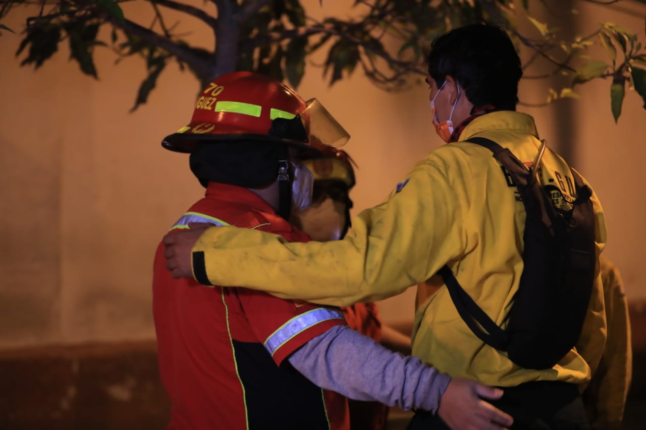 Dos bomberos de Conred mueren durante incendio forestal en Mixco