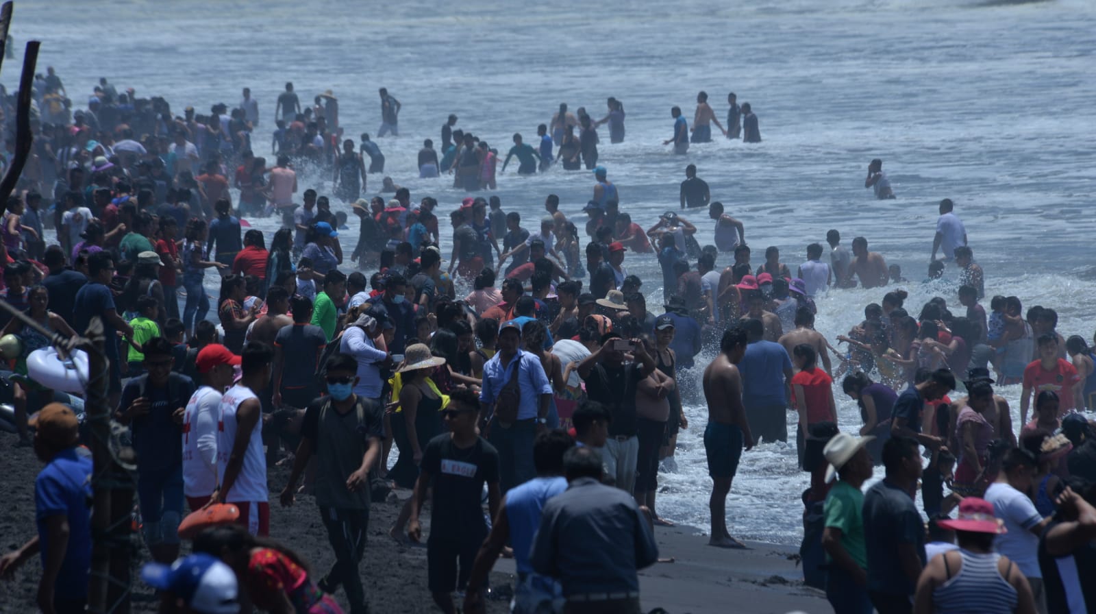 El extraño personaje que acompañó a los cientos de visitantes que abarrotaron las playas de Retalhuleu