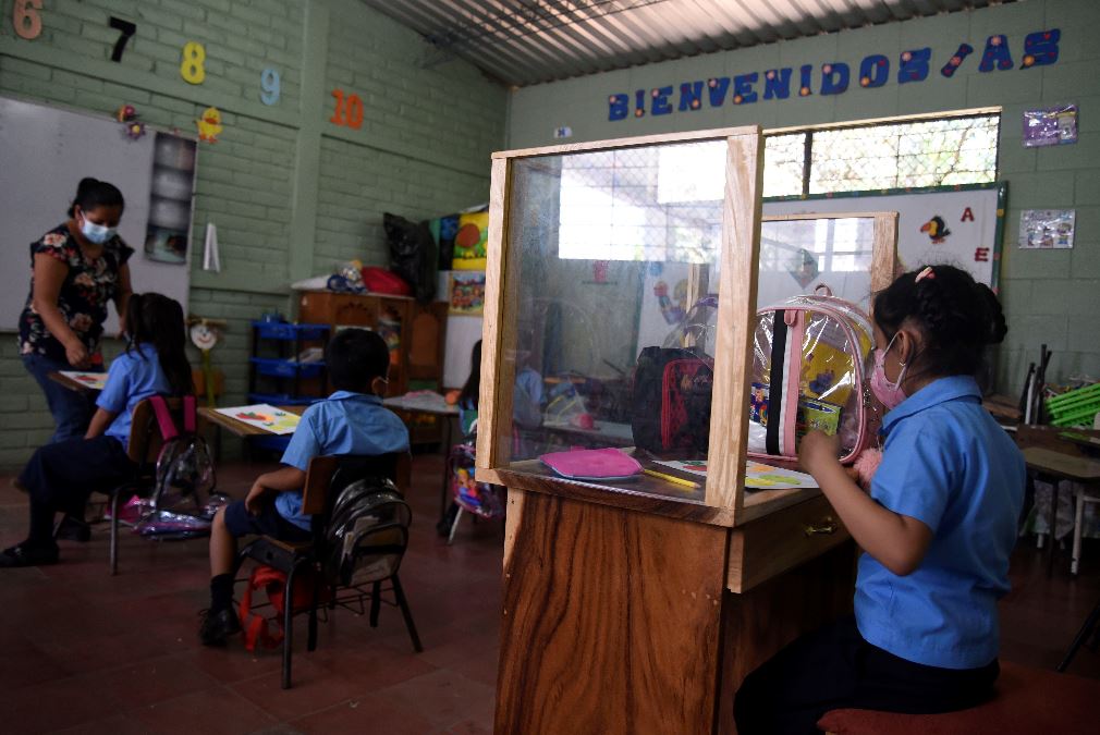 Carpintero salvadoreño diseñó peculiar escritorio para proteger a su hija del coronavirus