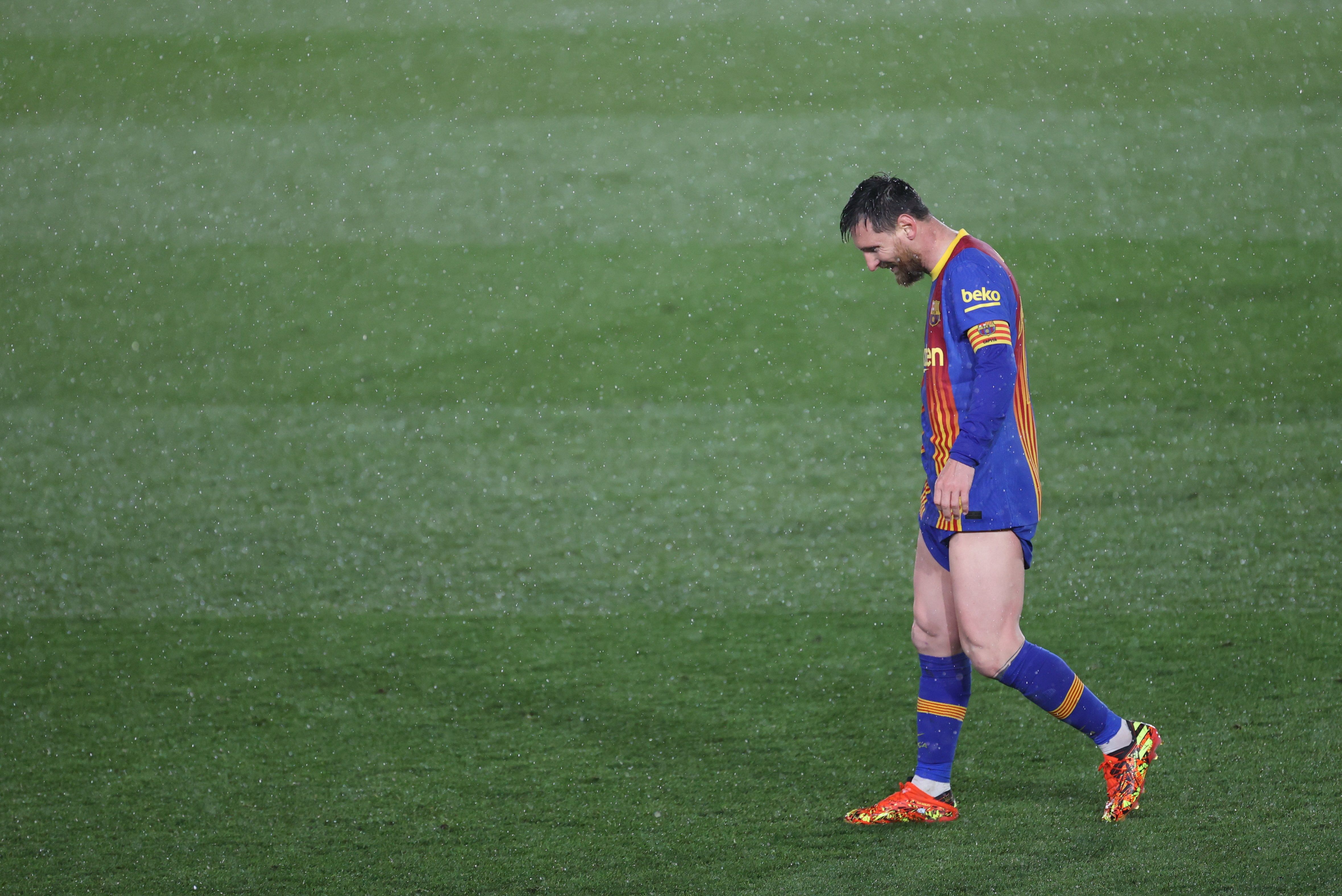 Messi tembló en Madrid: El Barcelona perdió el clásico español y su jugador estrella sufrió por la derrota y el frío