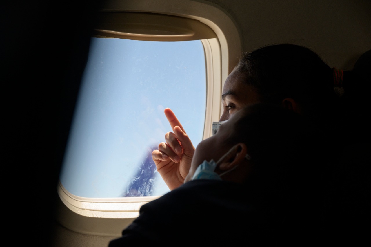 “¡Estamos volando en las nubes!”: Niños migrantes abordan un avión luego de padecer en su trayecto hacia EE. UU.