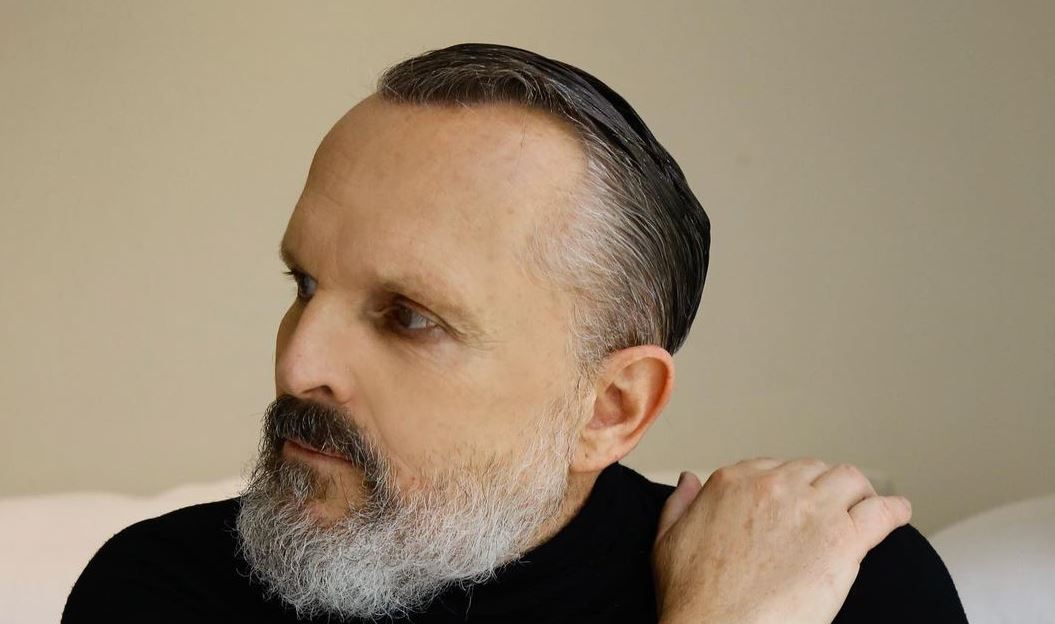 ¡Quítate esa mascarilla, pero ya! Así fue la reacción de Miguel Bosé con entrevistador