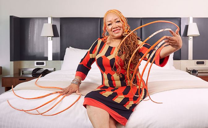 Crecieron durante 30 años: Mujer se corta las uñas más largas del mundo