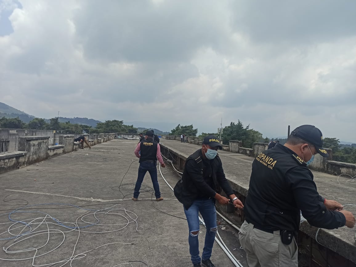 Agentes requisan Pavón y descubren redes de conexión de internet