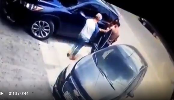 Dos delincuentes roban vehículo a mujer en 30 segundos, pero todo queda grabado