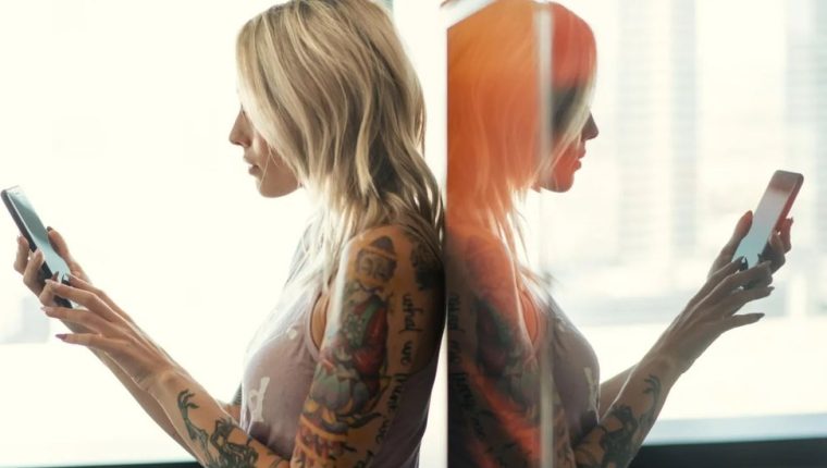 Redes sociales: por qué nos obsesiona la vida de los otros (y cómo la pandemia incrementó ese deseo)