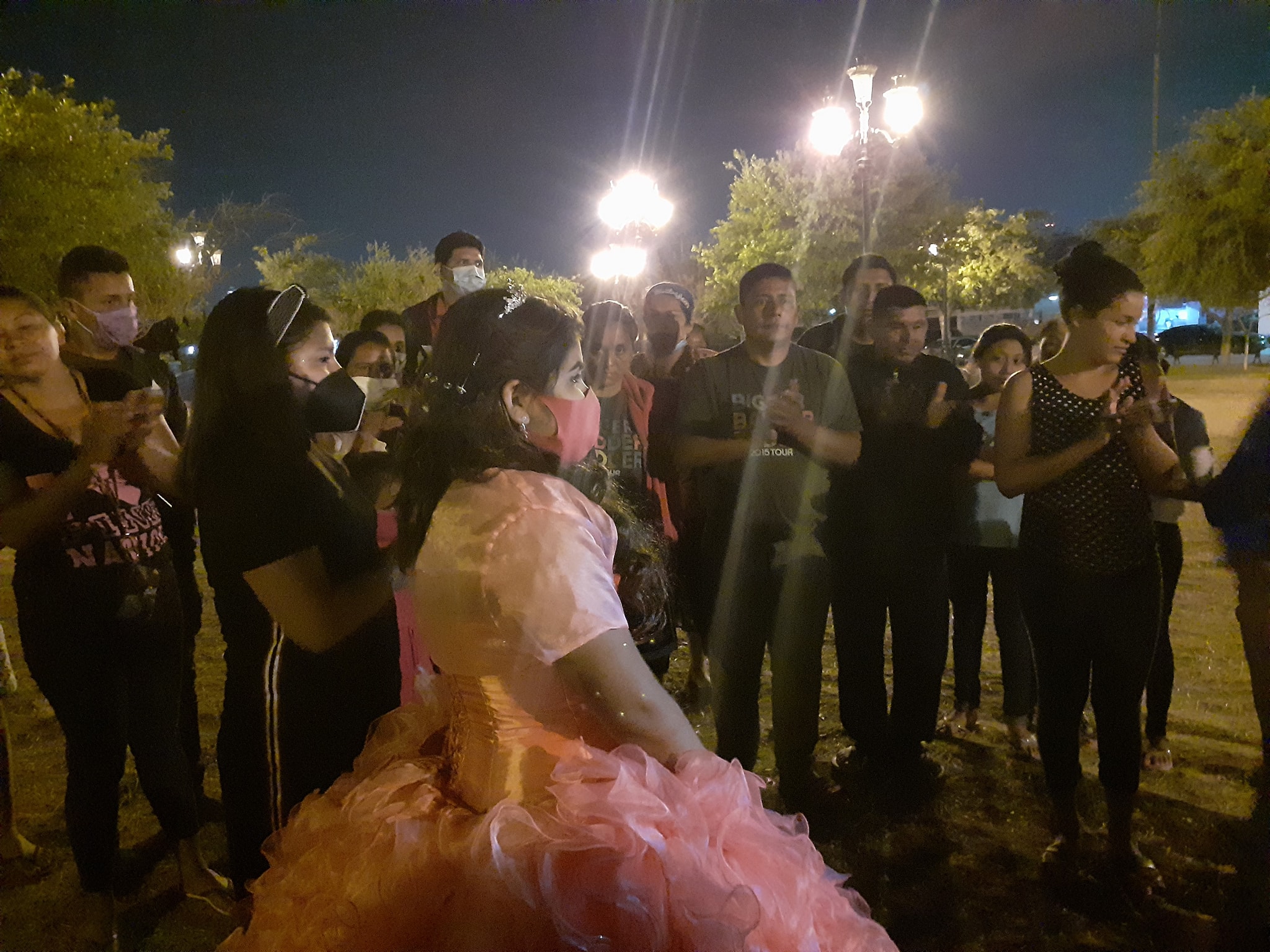 Padece diabetes y un tumor: Quinceañera lleva banquete a migrantes en México