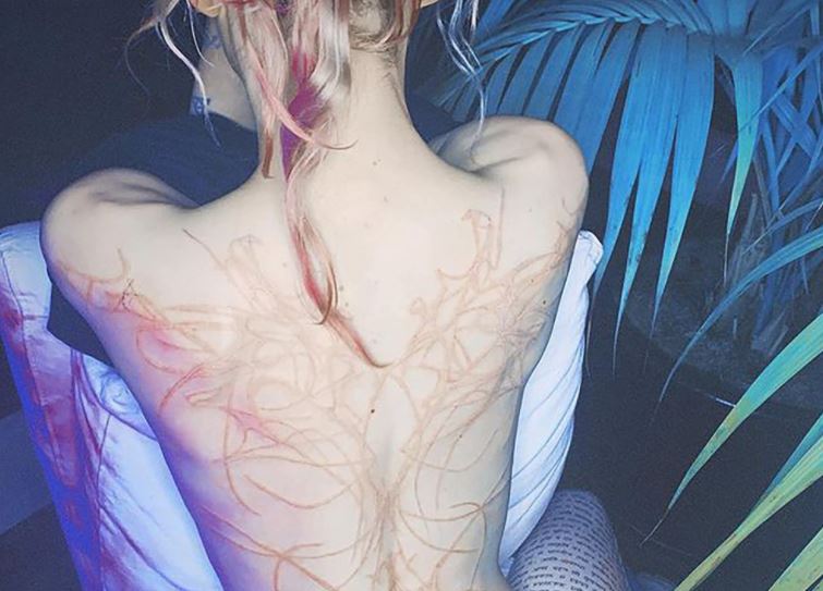 Así es el tatuaje “alienígena” con el que la cantante Grimes, pareja de Elon Musk, sorprendió en las redes sociales