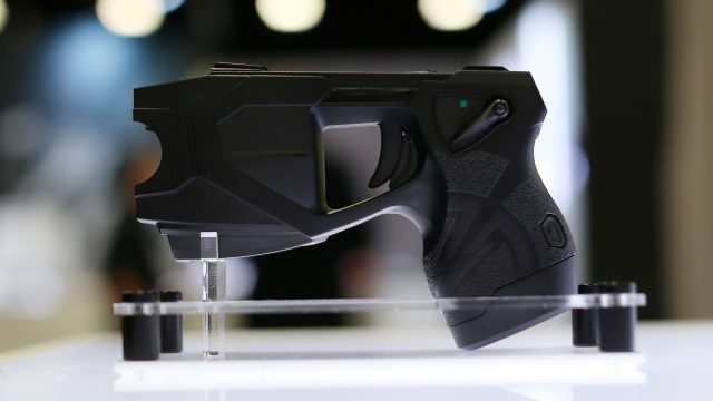 El creador de Taser dice que la policía no necesitará armas de fuego en diez años
