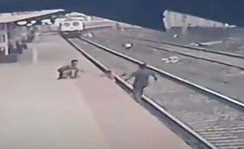 Video: Niño cae a la vía del tren, pero un trabajador lo salva de una muerte segura