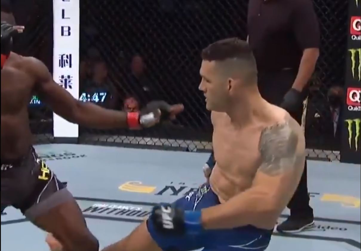 Impresionante lesión: Chris Weidman se parte la pierna durante una pelea en la UFC