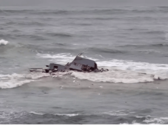 Bote vuelca y deja dos personas muertas y 23 heridos en San Diego, EE. UU.