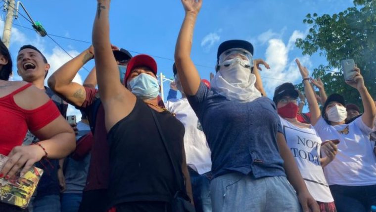 En uno de los barrios marginales más importantes de Cali hay una rotonda que se convirtió en punto de encuentro de la cultura del Paro Nacional.