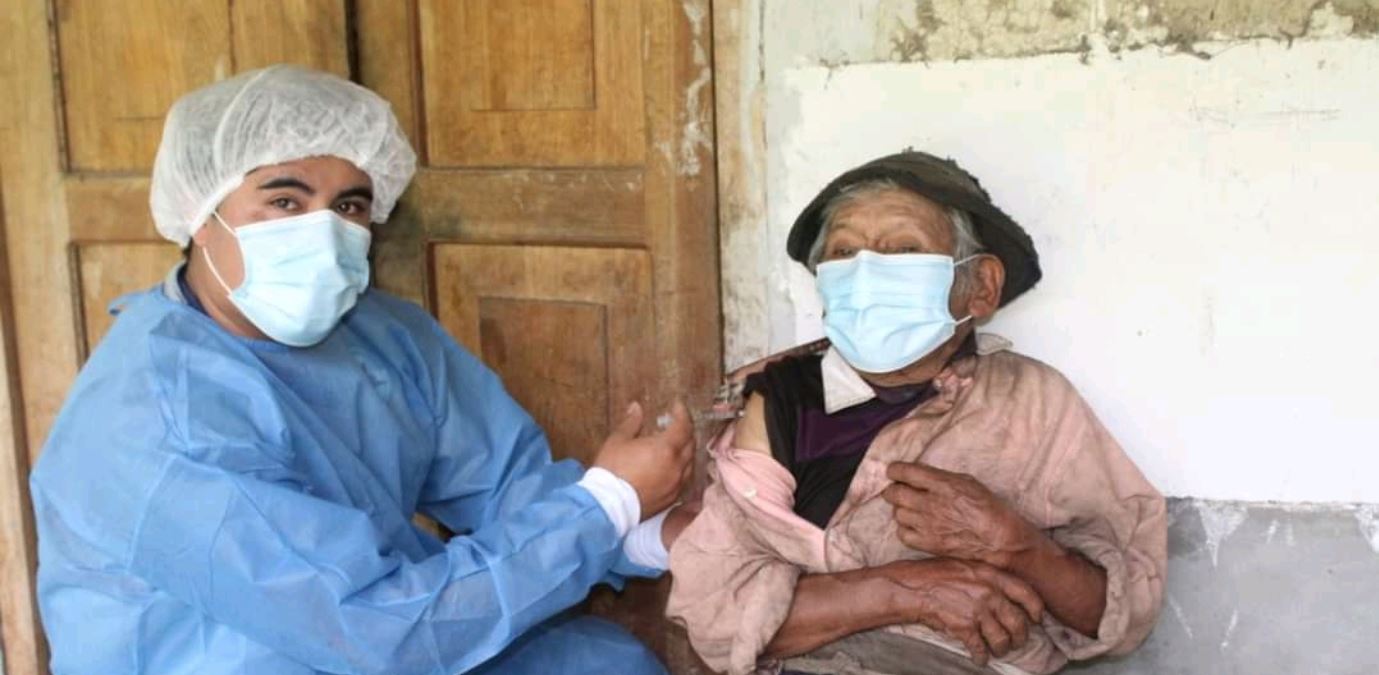 A sus 121 años y considerado el hombre más longevo de Perú, don “Mashico” se vacuna contra el coronavirus