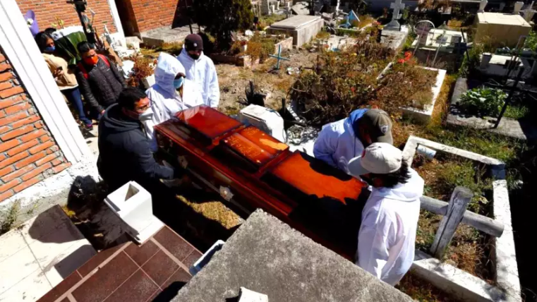 Los cementerios mexicanos ven la luz al final del túnel de la pandemia
