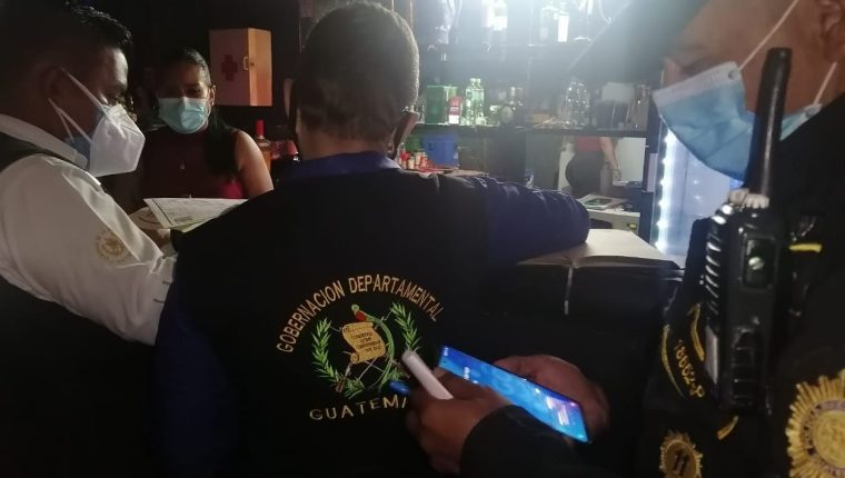 Diecisiete personas fueron detenidas a las dos de la madrugada mientras consumían bebidas alcohólicas