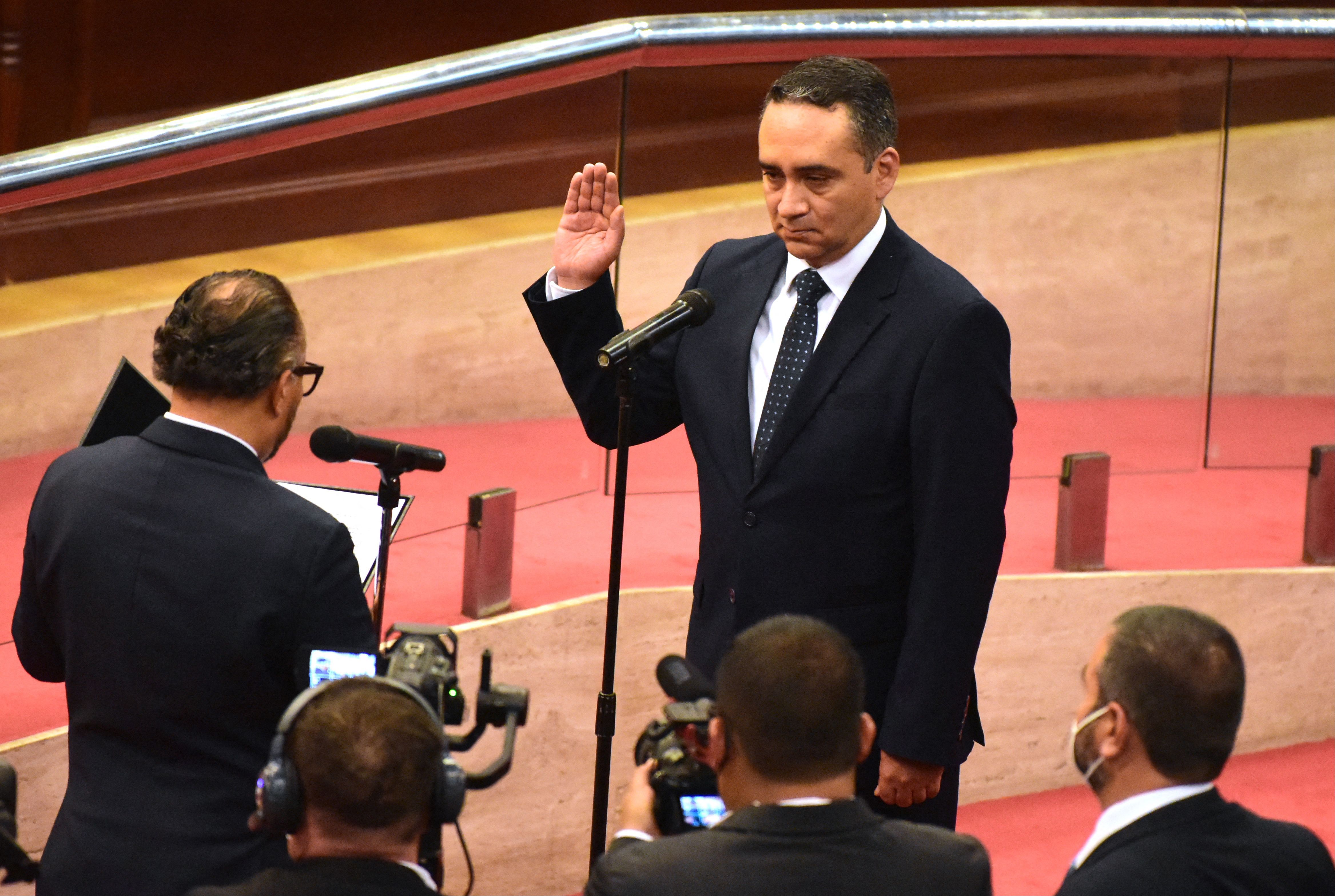 El fiscal general también fue destituido por la Asamblea Legislativa y nombra a sustituto