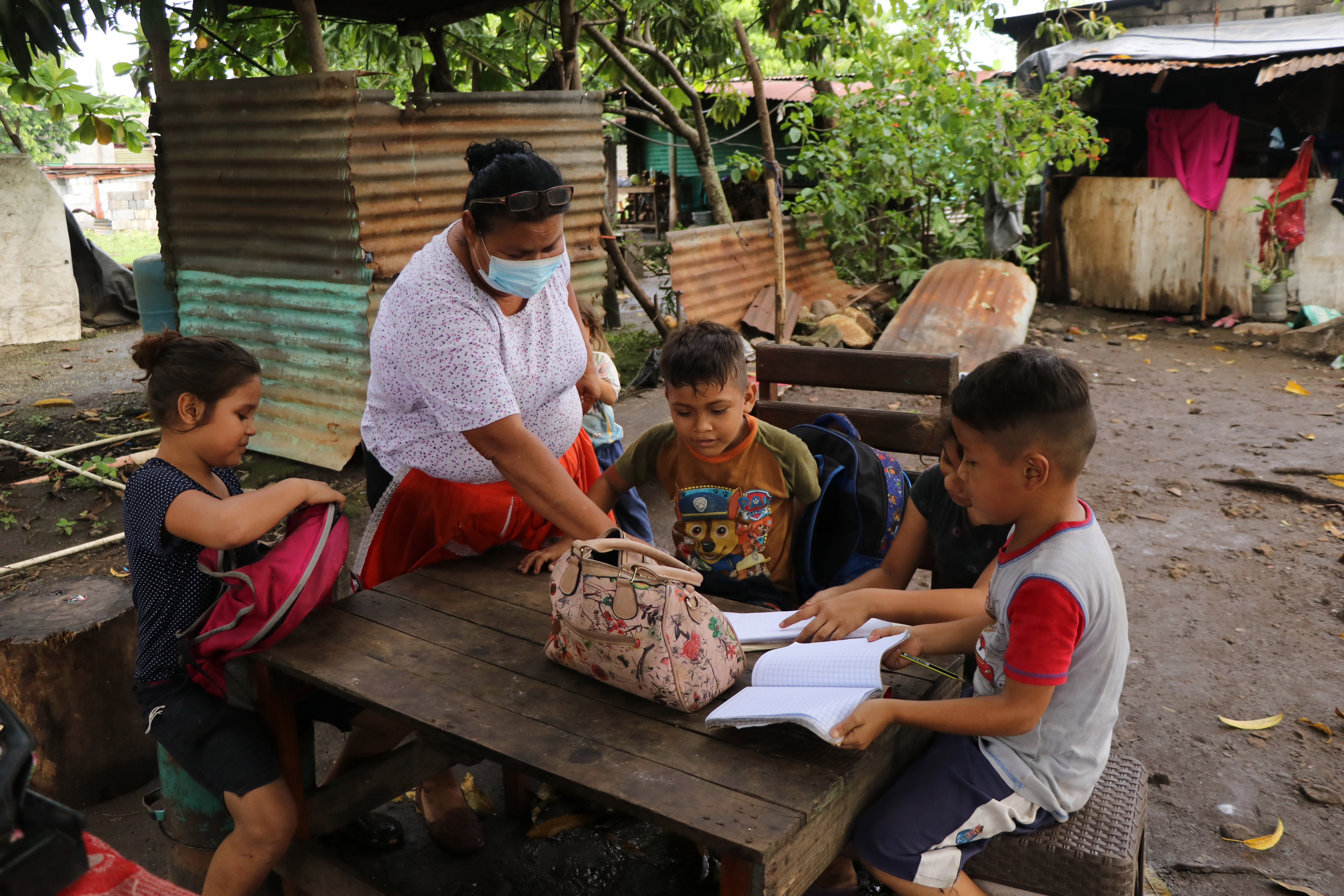 Bloqueadores de señal celular afecta la educación de niños que residen cerca de cárceles en Escuintla