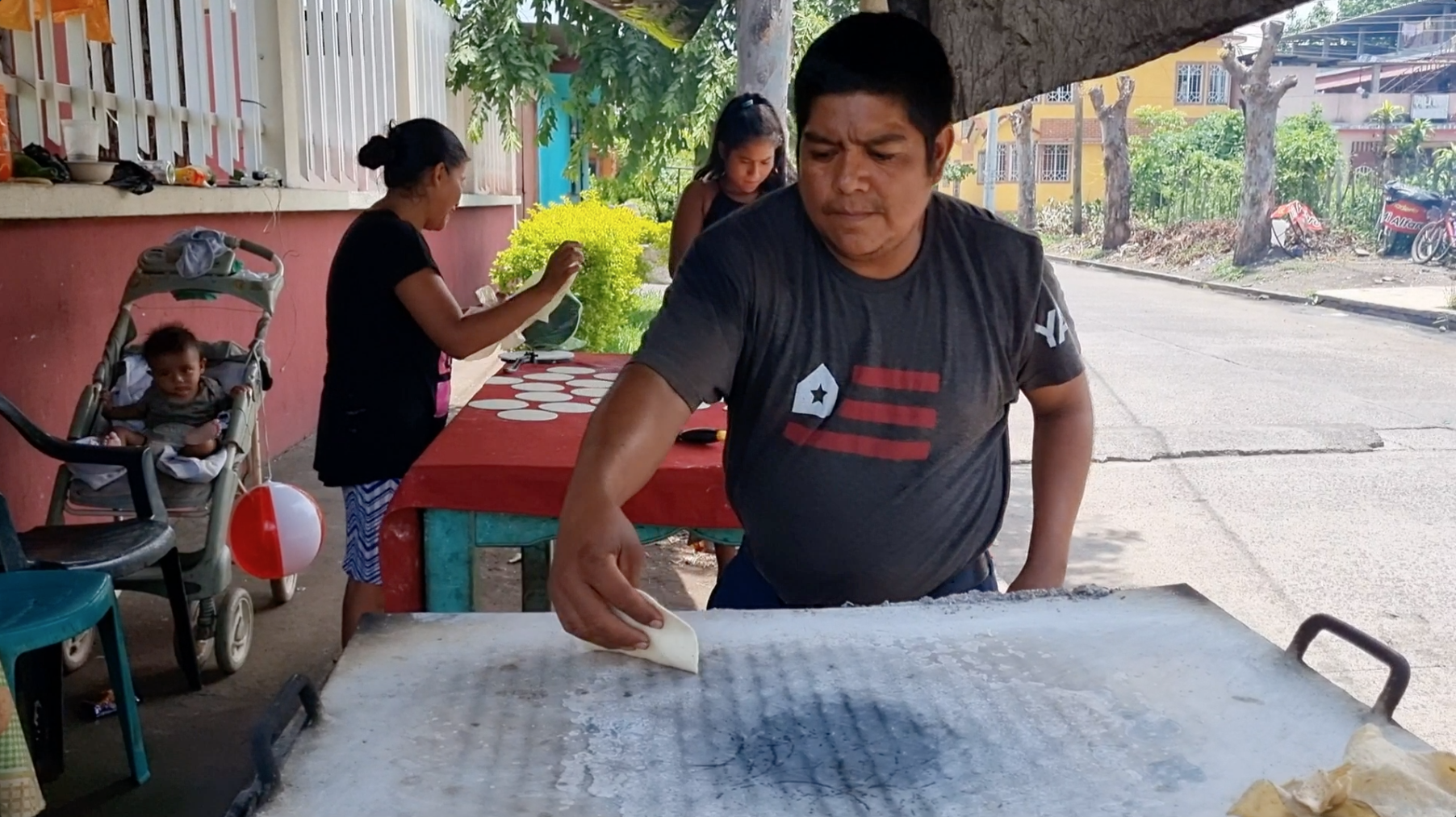 Conozca la historia de Jorge Barrios, quien se dedica hacer tortillas para mantener a su familia