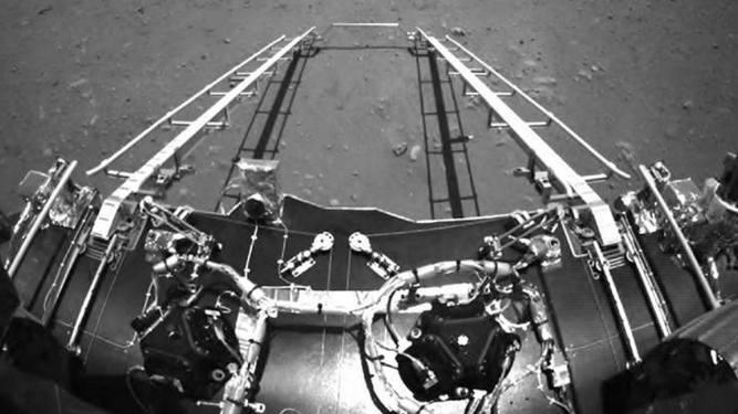 El primer róver enviado por China a Marte empieza a explorar el planeta rojo