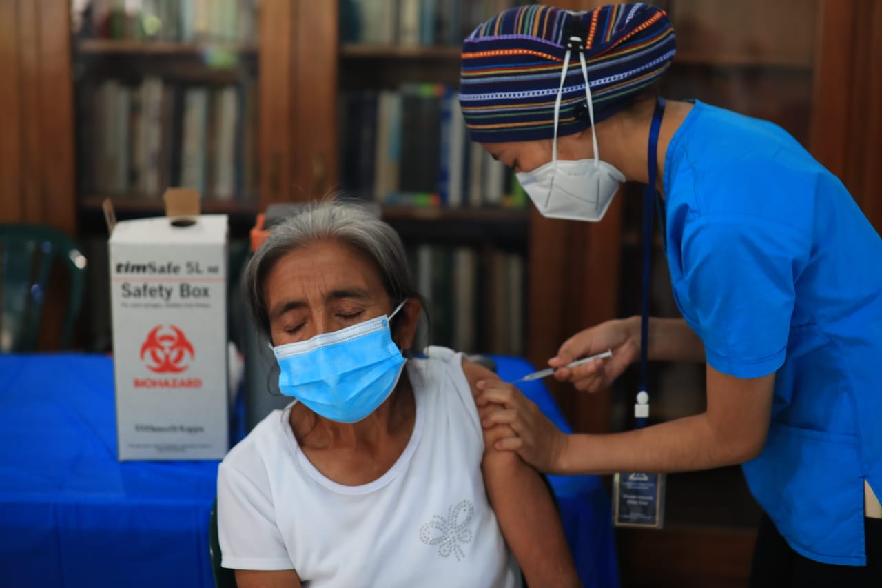 Madres son vacunadas en su día.