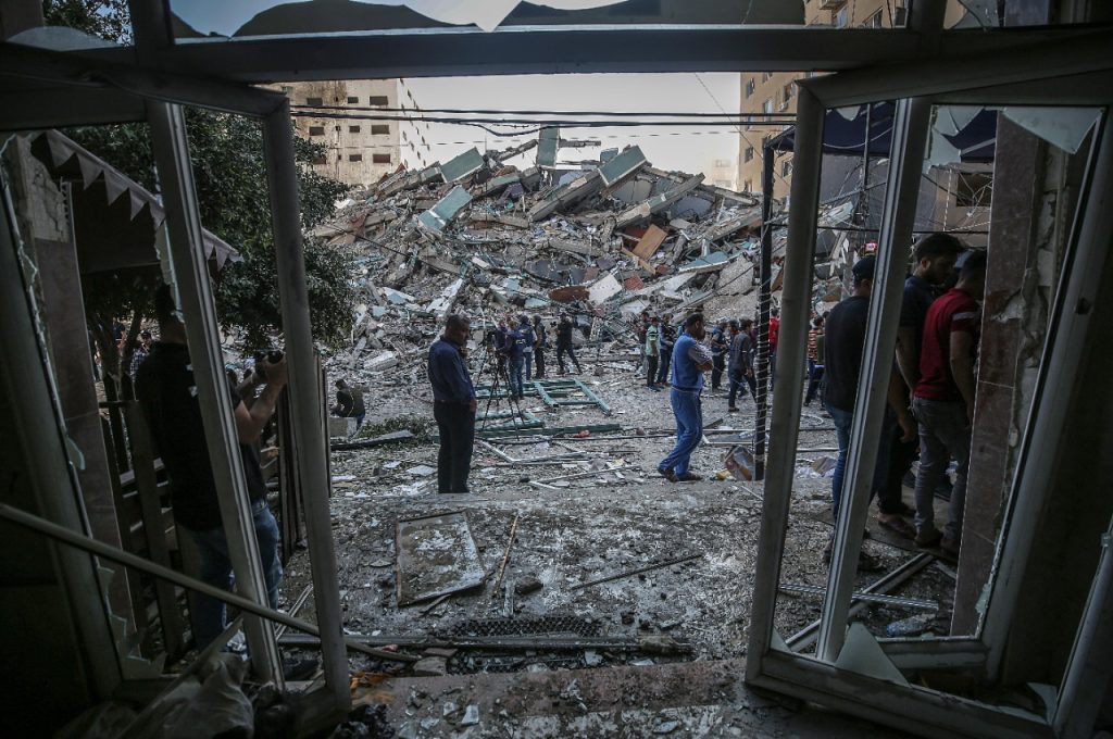 Edificio colapsa en Gaza