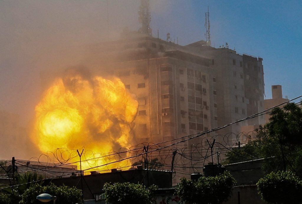 Edificio colapsa en Gaza