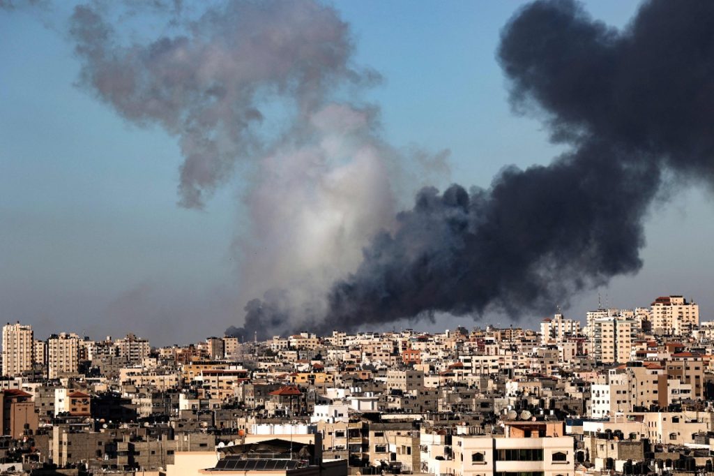 Edificio colapsa en Gaza