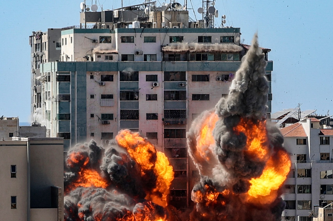 Edificio colapsa en Gaza