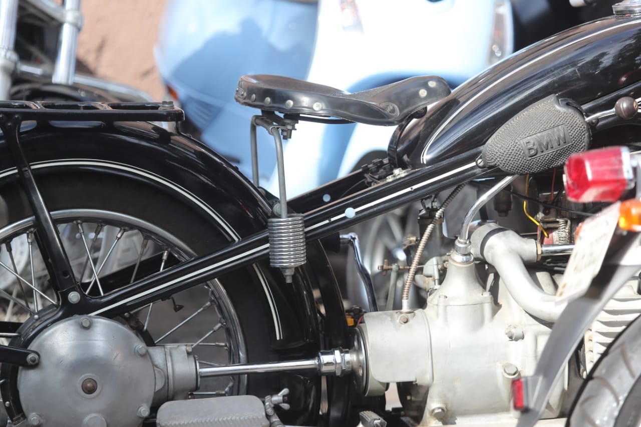 Más de 400 motocicletas clásicas participan en la Caravana Solidaria de los Elegantes Caballeros