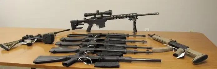 EE.UU. halla armamento de asalto escondido en sofás en la frontera con México