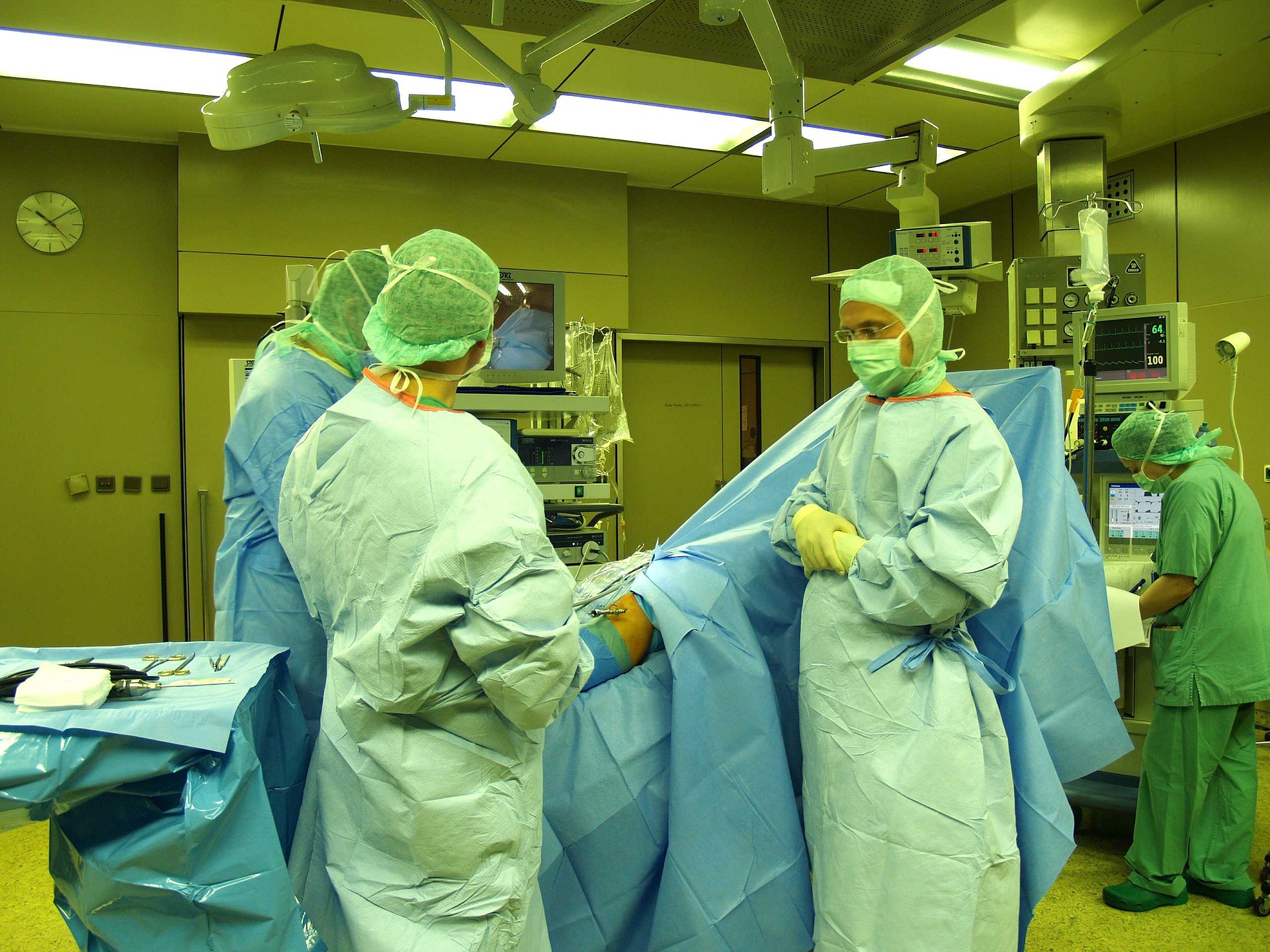 Médico amputa pierna equivocada a un abuelito