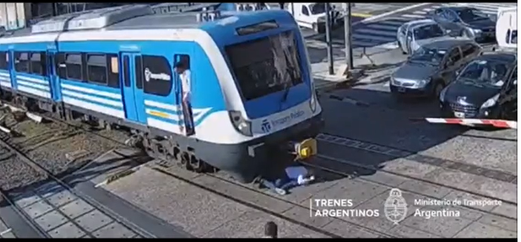 ¡Impresionante! Los reflejos de un conductor de tren evitan que un menor se quite la vida
